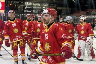 Jordan Bougro, auteur du 2-1 contre Winterthour mardi soir à Graben, entouré de ses coéquipiers
